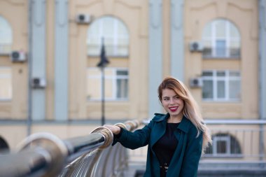 Yeşil ceket tutun giyen romantik sarışın kız Closeup portre