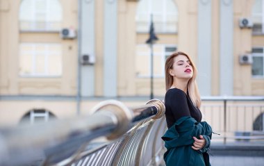 Yeşil ceket tutun giyen muhteşem sarışın kız Closeup portre