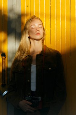 Vintage ile açık poz kapalı gözleri ile Lovely sarışın model