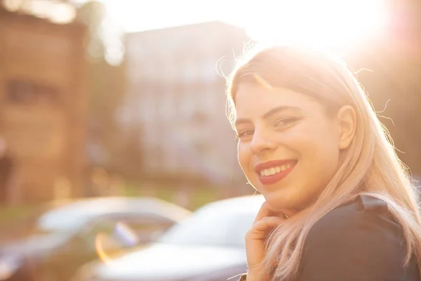 Pleased young woman with red lips posing with sun glare. Space f — Stock Photo, Image