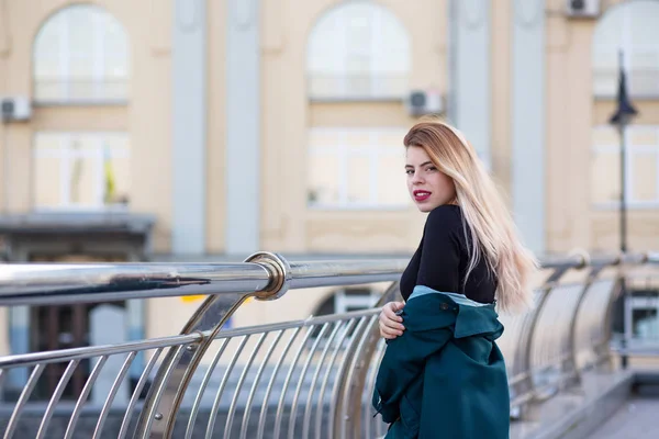 Portrait rapproché d'une femme blonde élégante portant un manteau vert — Photo