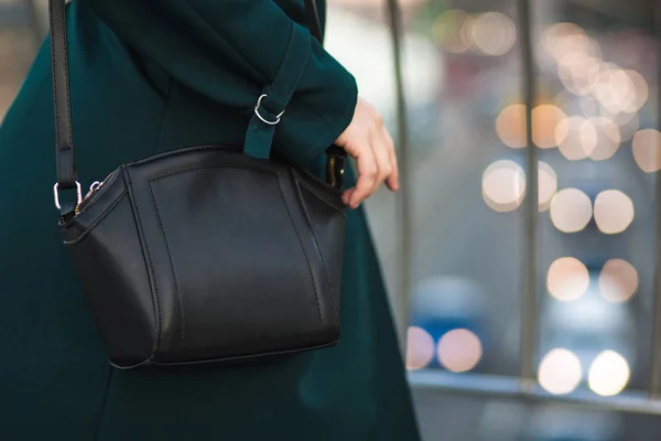 Närbild skott av kvinnliga händer innehar läder handväska på bakgr — Stockfoto