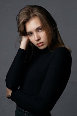 Doğal makyaj giyim ile harika genç model için test çekim