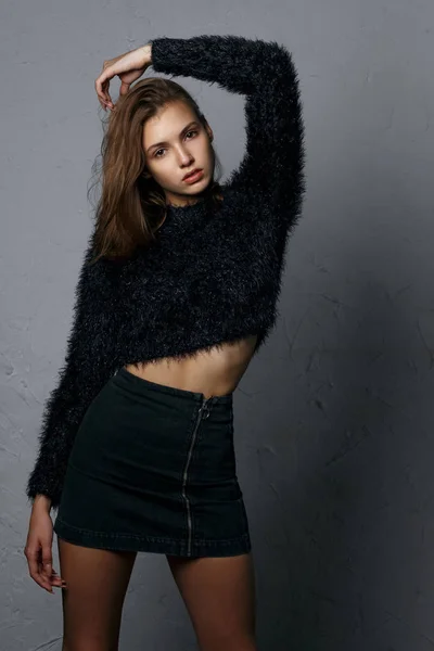 Test skytte för fantastisk ung modell bär denim kjol och Swea — Stockfoto