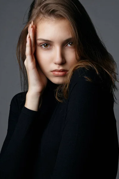 Teste de tiro para modelo jovem glorioso com weari maquiagem natural — Fotografia de Stock