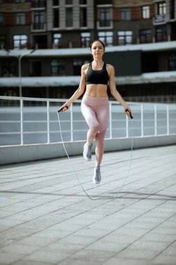 Spor gr atlama ipi ile atletik esmer kadın eğitim