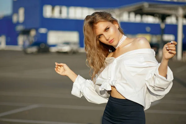 Fashion portrait of pretty girl with curly hair posing at the st — Stock Photo, Image