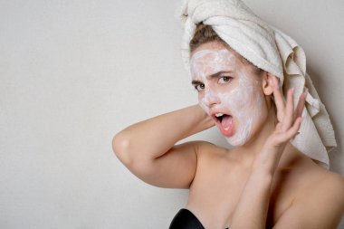 Nemlendirici krem maskesi ve banyo ile Duygusal esmer kız