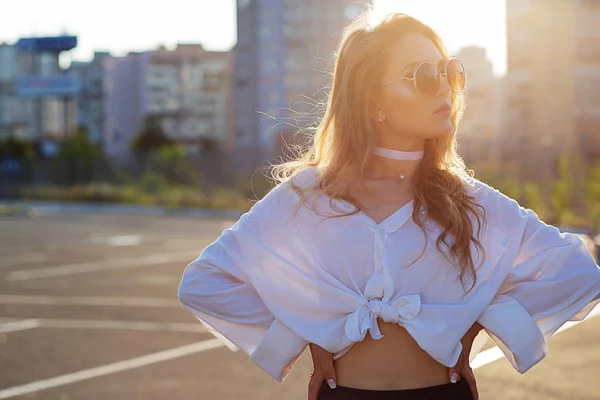 Estilo de vida al aire libre de la mujer rubia con estilo usando sunglasse —  Fotos de Stock
