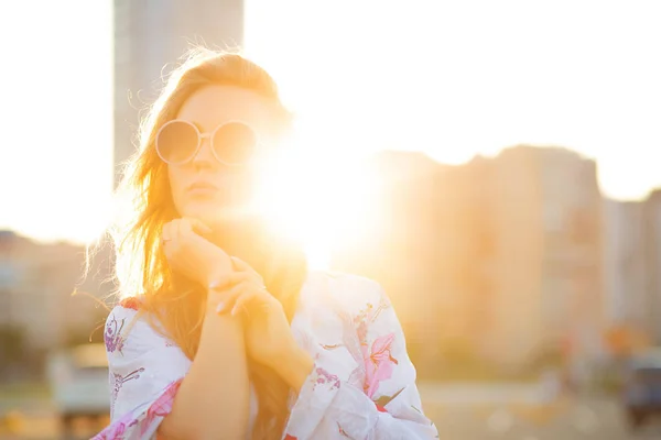 Utomhus livsstil skott av fashionabla blond kvinna bär sungl — Stockfoto