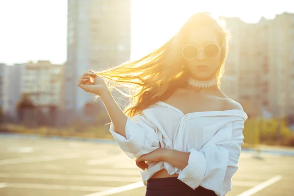 Outdoor lifestyle shot of beautiful blonde woman wearing sunglas Royalty Free Stock Photos