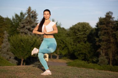 Orman arka planında yoga egzersizleri yapan oldukça ince bir kız. Sp