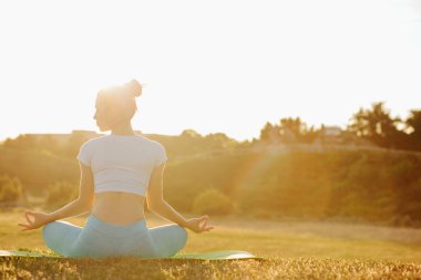 Doğada rahatlatıcı ve yoga pratik Görkemli tabaklanmış kadın 