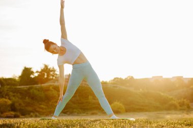 Doğada rahatlatıcı ve yoga inanılmaz esmer kadın