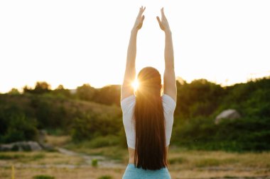 Doğada rahatlatıcı ve yoga yapan esmer kadın 