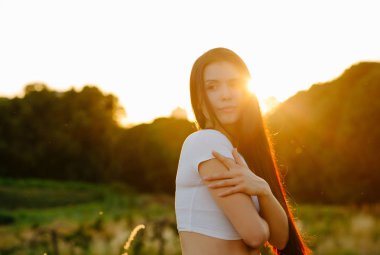 Sırasında doğada rahatlatıcı uzun saçlı büyüleyici esmer kadın