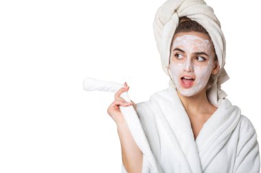H üzerinde nemlendirici maske ve banyo havlusu ile Flört esmer kadın