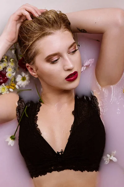 Modelo loira adorável com maquiagem perfeita relaxante no banho com — Fotografia de Stock