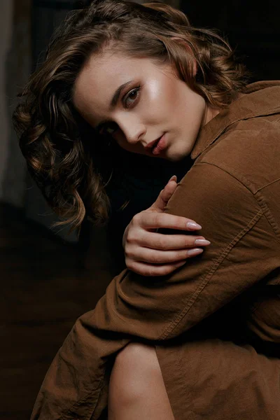 Portré a szép barna modell göndör hajú, szép — Stock Fotó