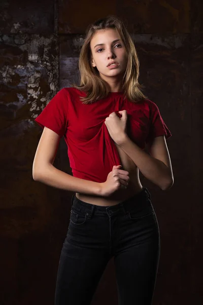 Testshooting von Glamour-Model posiert in T-Shirt und Jeans — Stockfoto