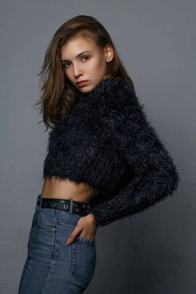 Test Shoot van prachtige brunette model poseren in trui en blauw — Stockfoto