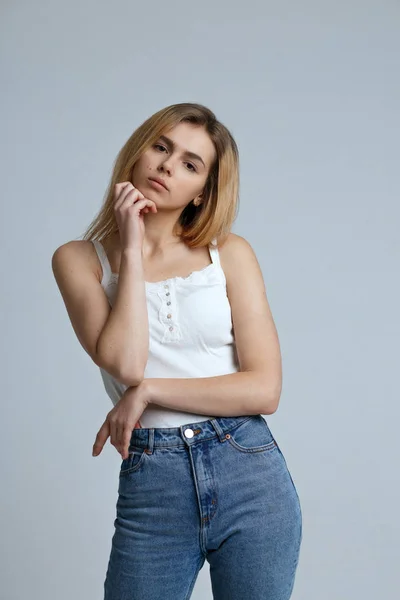 Test Shoot van schattig brunette meisje poseren in wit t shirt en — Stockfoto