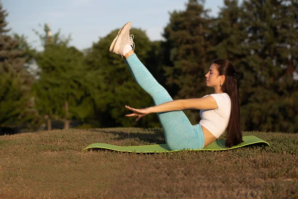 Pretty Fit kobieta ubrana Sport Odzież robi rozciąganie treningu — Zdjęcie stockowe