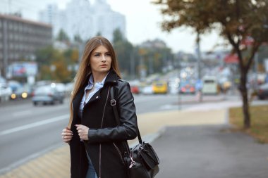 Parkta poz çekici uzun saçlı kız