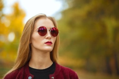 Ceket giyen görkemli sarışın kadın 