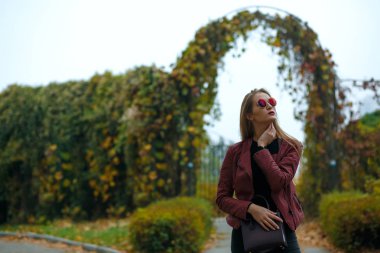 Gözlük takan oldukça uzun saçlı kız