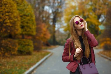 Deri ceket giyen lüks kadın