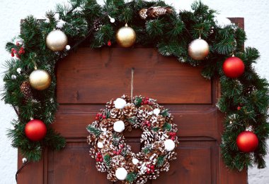 ahşap bir kapı üzerinde Noel çelenk