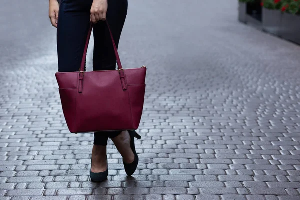 Mulher segurando bolsa vermelha — Fotografia de Stock