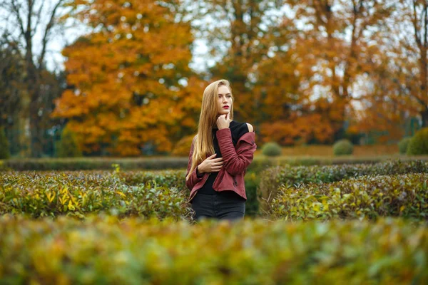 Hermosa chica rubia con chaqueta —  Fotos de Stock