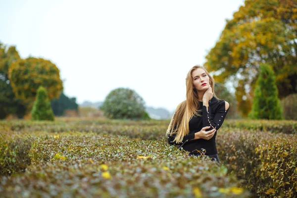 Tedere blonde vrouw met lang haar — Stockfoto