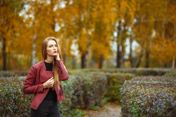 Verführerische blonde Frau mit roten Lippen im Garten — Stockfoto