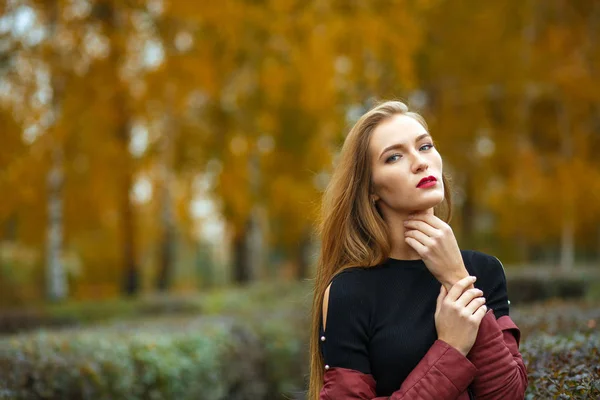 Bahçede kırmızı dudaklı görkemli kız — Stok fotoğraf