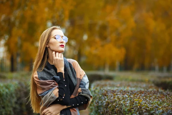 Schöne blonde Frau im herbstlichen Wald — Stockfoto