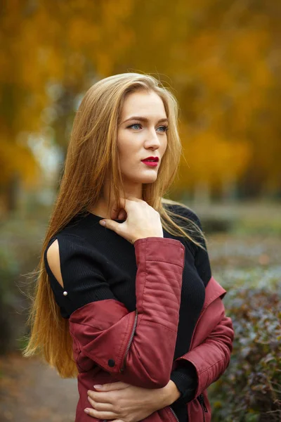 Kazak ve ceket giyen çekici genç kadın 