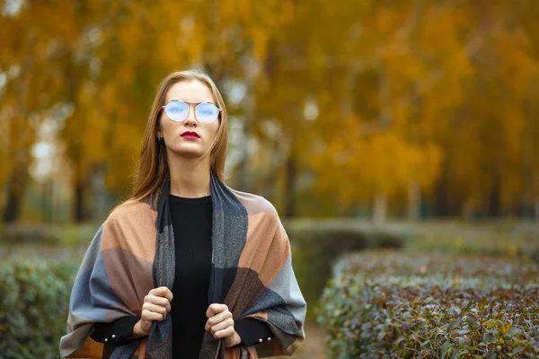 Modisches langhaariges Mädchen mit Brille — Stockfoto