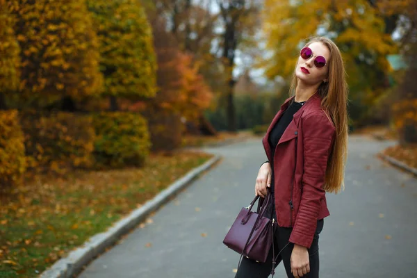 Glamour mulher loira usando jaqueta de couro — Fotografia de Stock