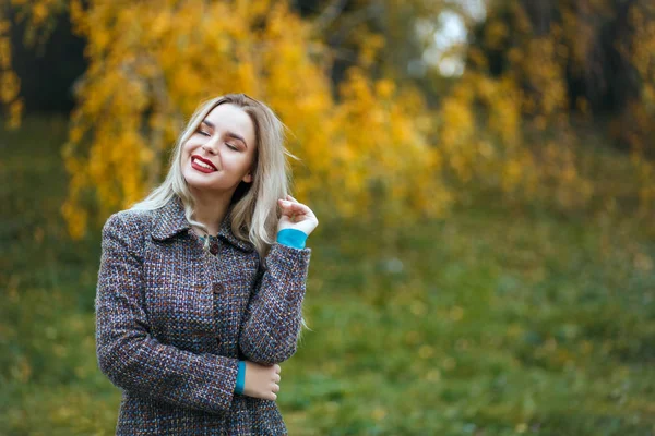 Entzückendes Mädchen im Herbstpark — Stockfoto