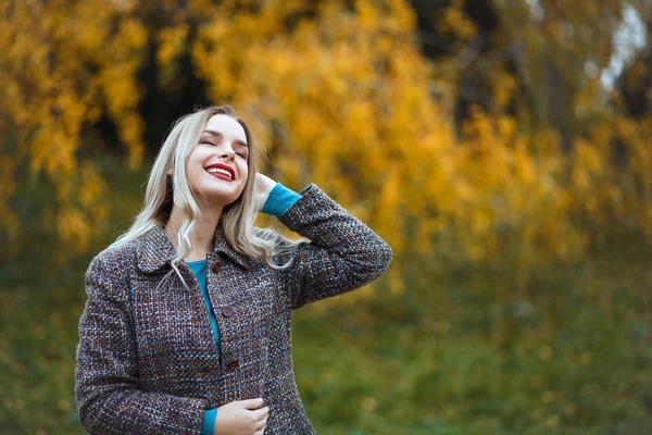 Stilvolles Mädchen im Herbst Park — Stockfoto