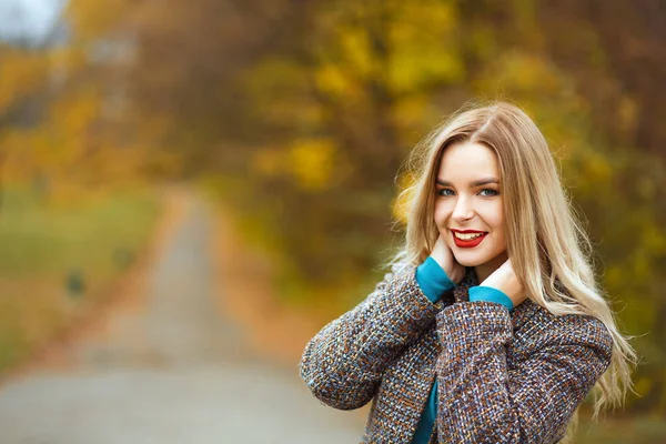 Fröhliche Frau im Herbstpark — Stockfoto