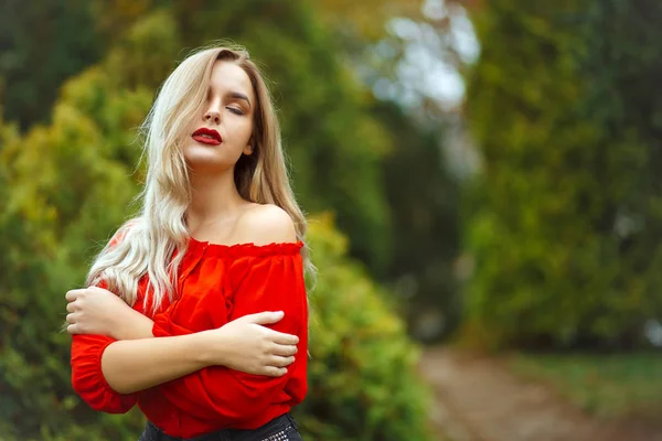 Sinnliche Frau posiert im Park — Stockfoto