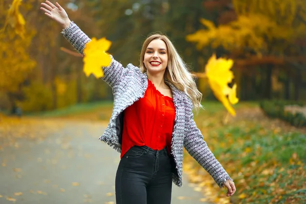 Donna felice nella foresta autunnale — Foto Stock