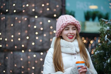 Mutlu kız sokakta kahve içiyor