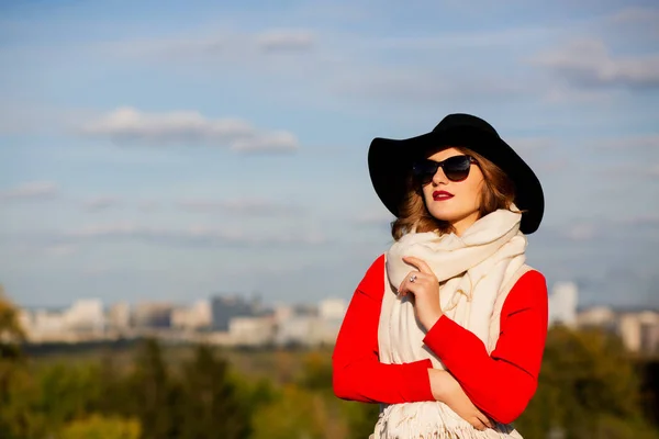 Stylowa kobieta ubrana w kapelusz i okulary przeciwsłoneczne — Zdjęcie stockowe