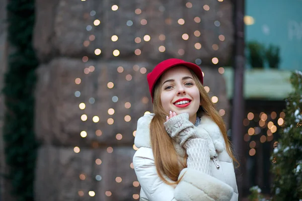 Kırmızı şapka giyen sevimli gülümseyen kadın