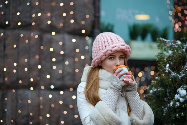 Çekici kadın kahve içiyor. — Stok fotoğraf
